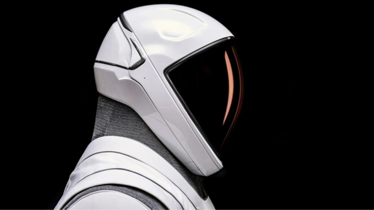 SpaceX presenta el traje de astronauta EVA con el que se realizará el primer paseo espacial comercial