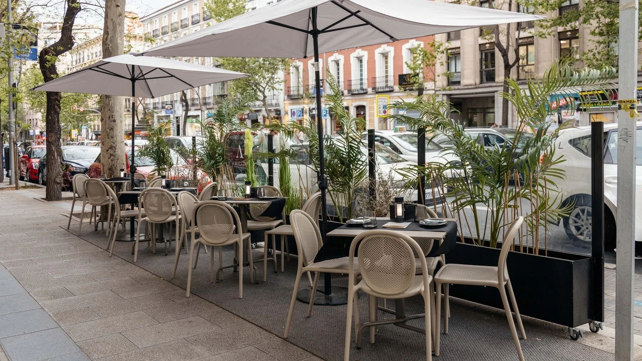 “Desayuna en 20 minutos o paga 6 euros”: el cartel que convierte sentarse en un lujo y culpa al cliente por perder tiempo