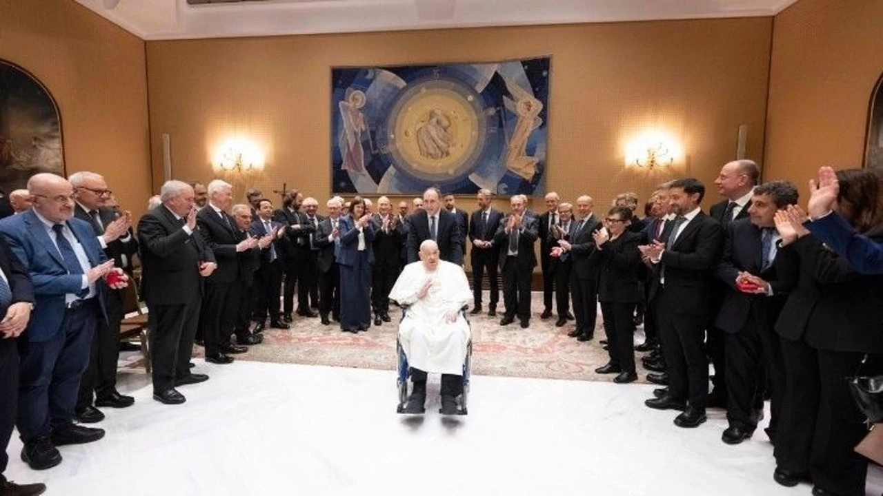 El Papa recibe a comunidad del Gemelli casi un mes después de recibir el alta: 