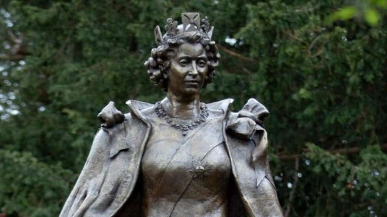 Inauguran estatua en homenaje a la Reina Isabel II junto a sus corgis en Reino Unido