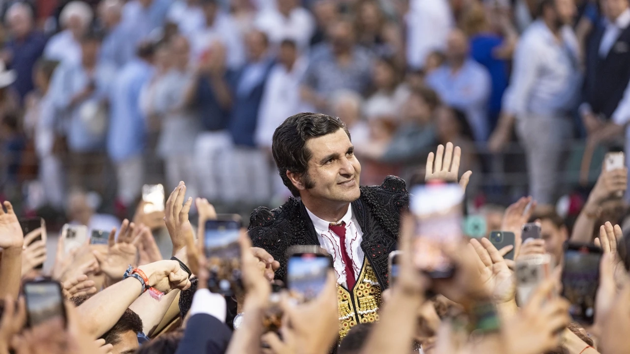 Así fue la emotiva salida de Morante al balcón del Wellington en batín: 