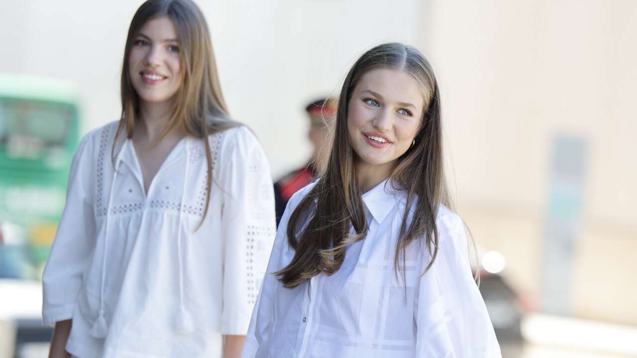 Leonor y Sofía sacan su lado más ibicenco con alpargatas de cuña en su primera de la tarde en Cataluña