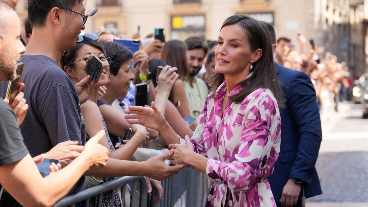 La Reina Letizia estrena vestido camisero de casi 900 euros y sandalias de tacón sensato para darse un baño de masas en Barcelona