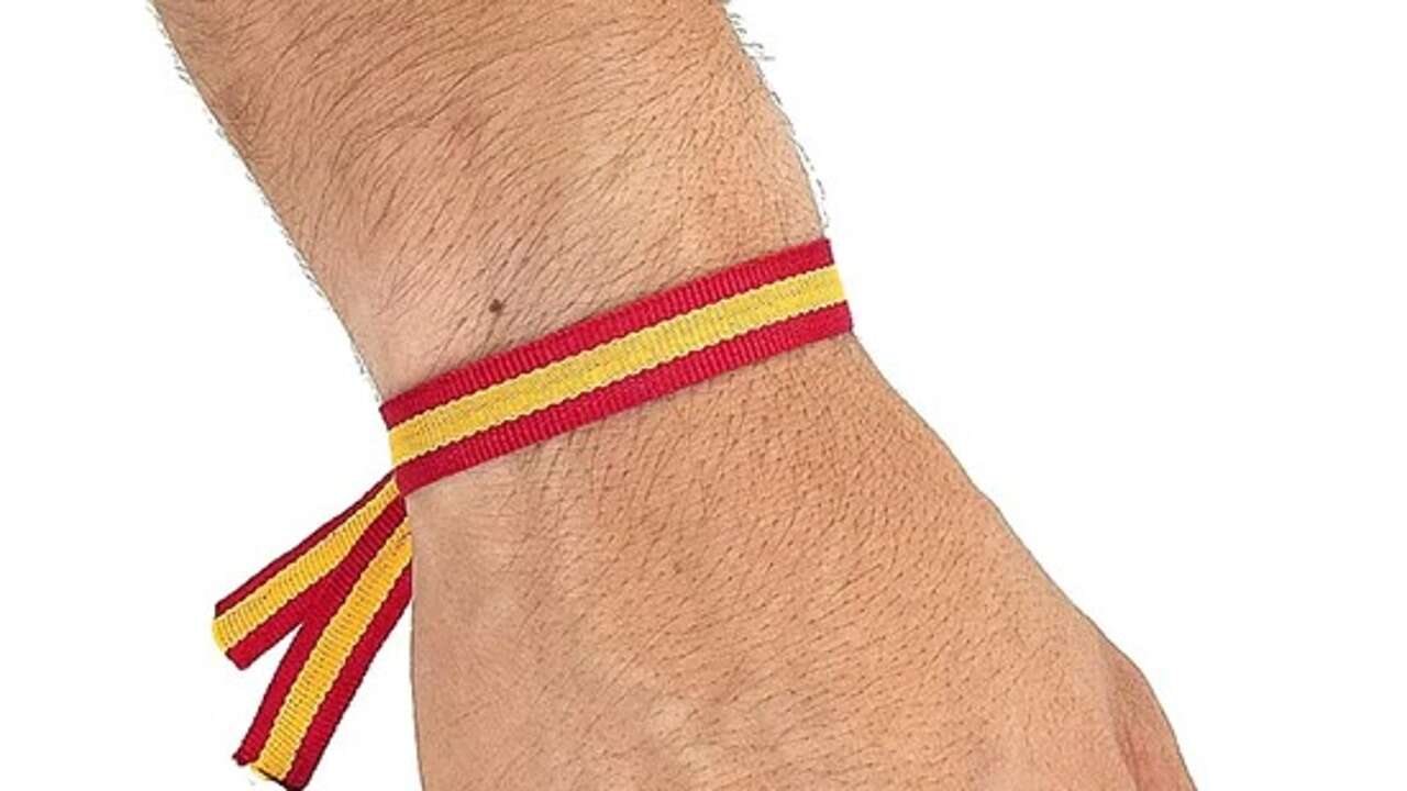 Este es el significado de llevar una pulsera con la bandera de España, según la psicología