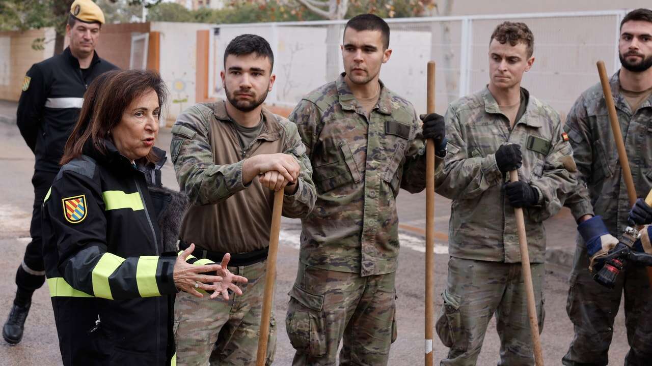 Robles regresa a la zona cero de la DANA reivindicando el trabajo de las Fuerzas Armadas: 