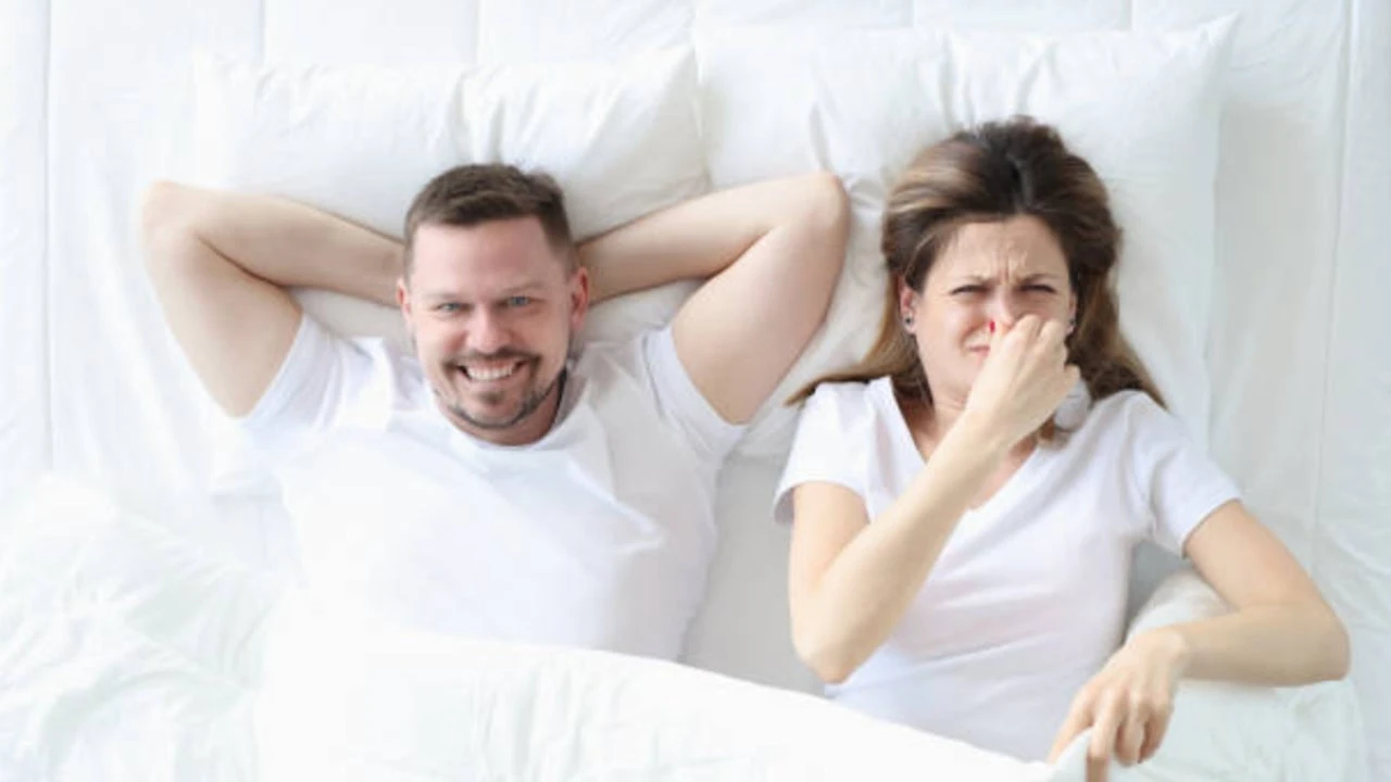 ¿Tirarse gases delante de tu pareja es buena señal? Esto dice la psicología