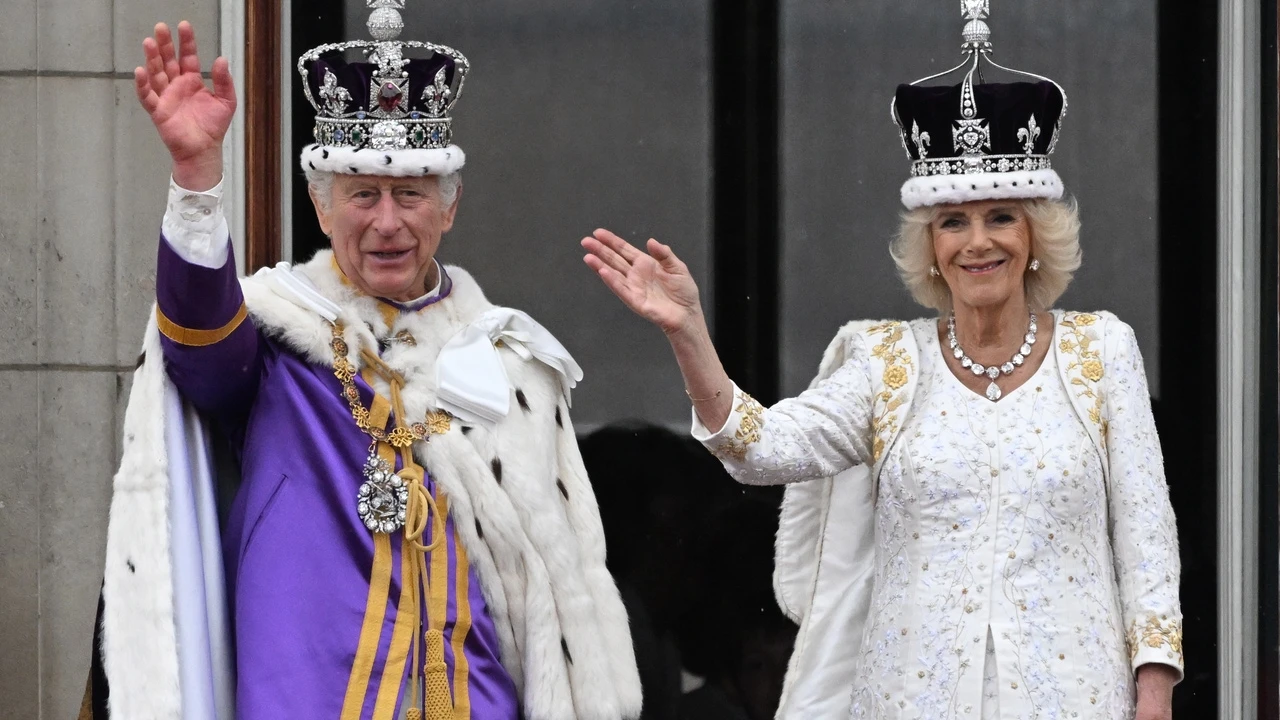 Un Rolls Royce, botas de montaña, miel... Salen a la luz los regalos recibidos por el rey Carlos III