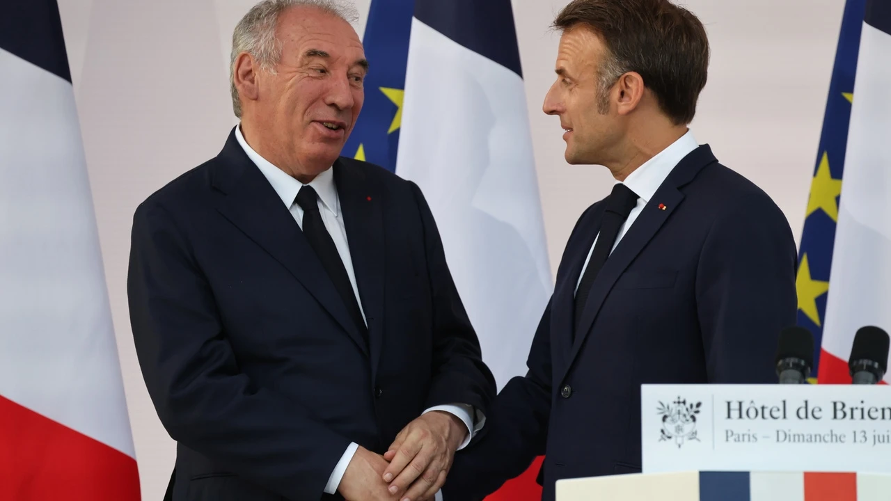 La oposición francesa sopesa tumbar al Gobierno si no cambia su draconiano plan de austeridad