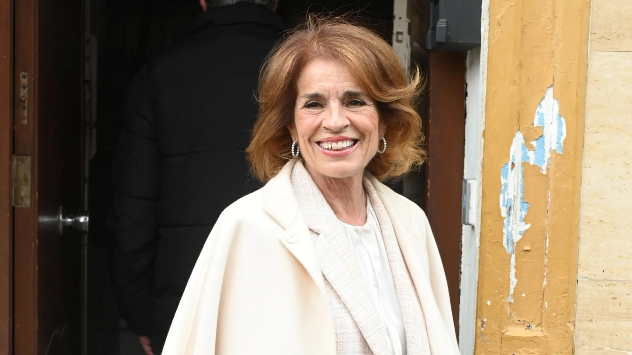 Ni la lluvia evita que Ana Botella de una nueva lección de estilo con capa a sus 71 años en Sevilla