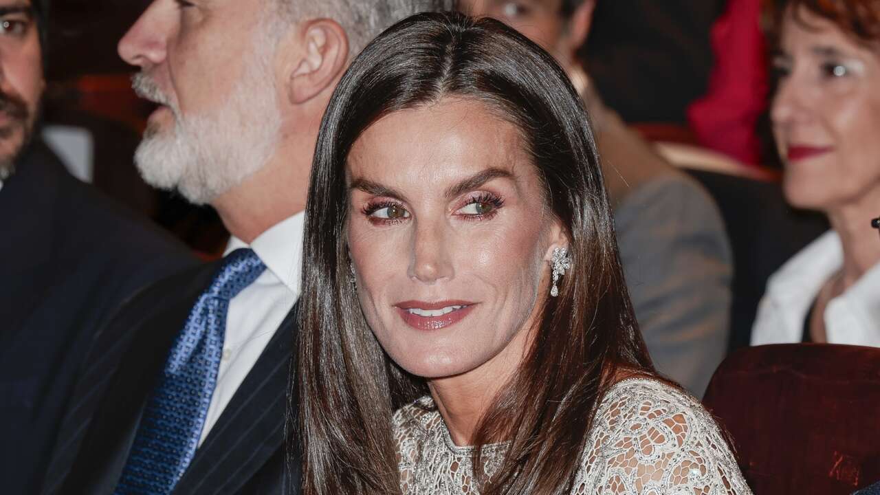 La Reina Letizia deslumbra con un vestido blanco con bordados de flores en los Premios Nacionales de cultura