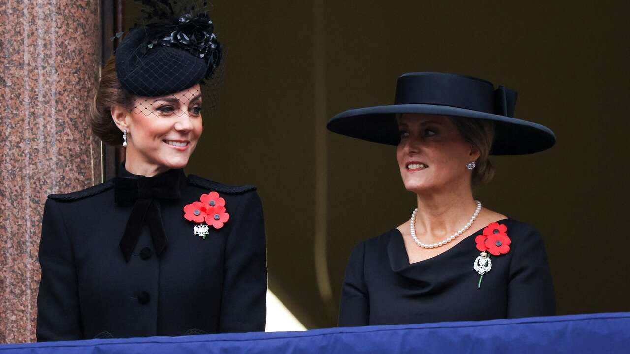 Kate Middleton deslumbra en el Día del Recuerdo con un abrigo negro de inspiración militar y el tocado más elegante