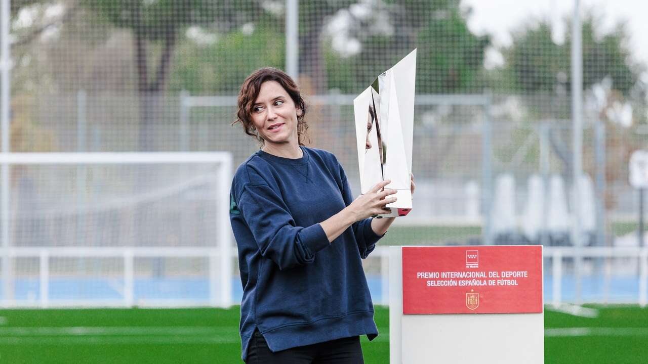 Ayuso saca su lado más deportivo con esta sudadera con un potente mensaje (y de marca española) que cuesta 90 euros