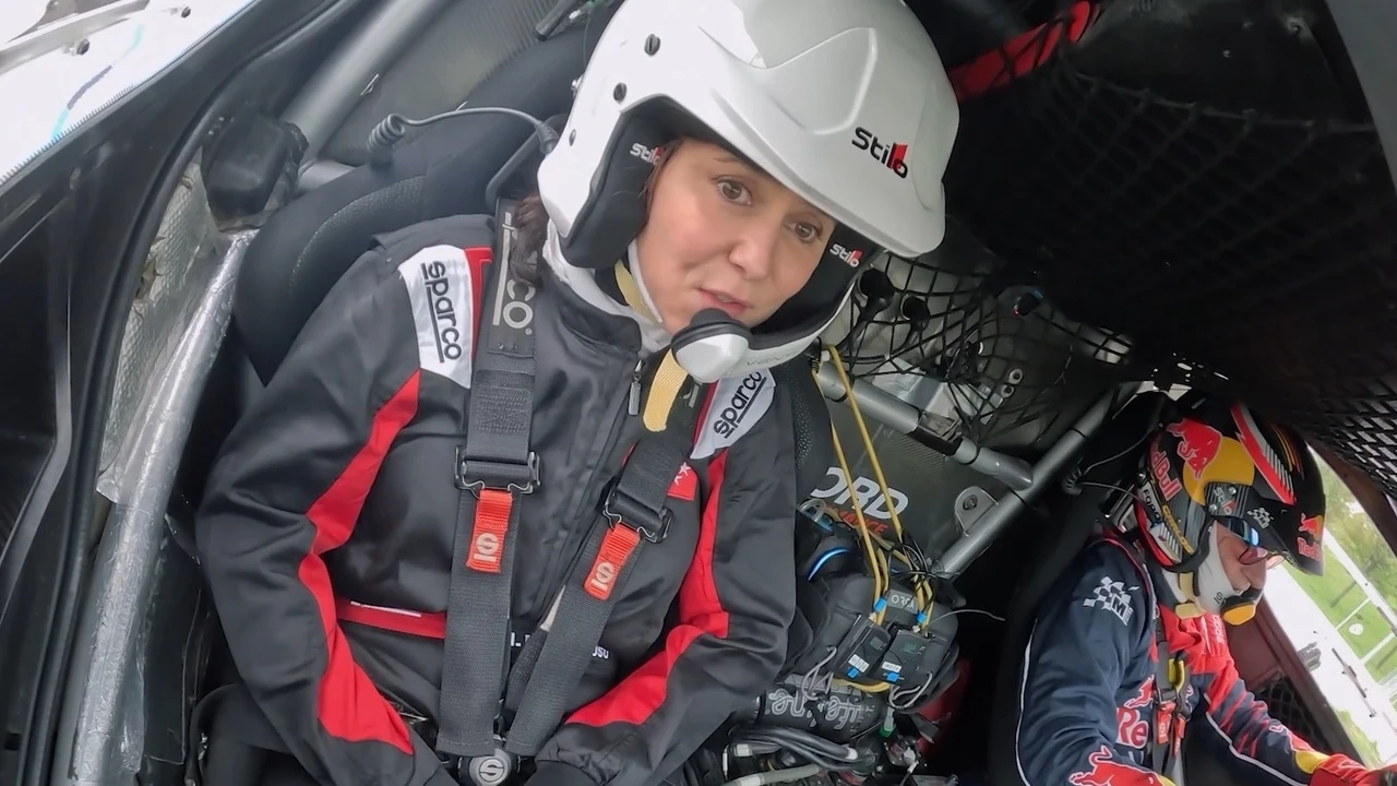 Isabel Díaz Ayuso nos sorprende a todos y se viste con un mono de piloto para recorrer el futuro circuito de Fórmula 1 de Madrid