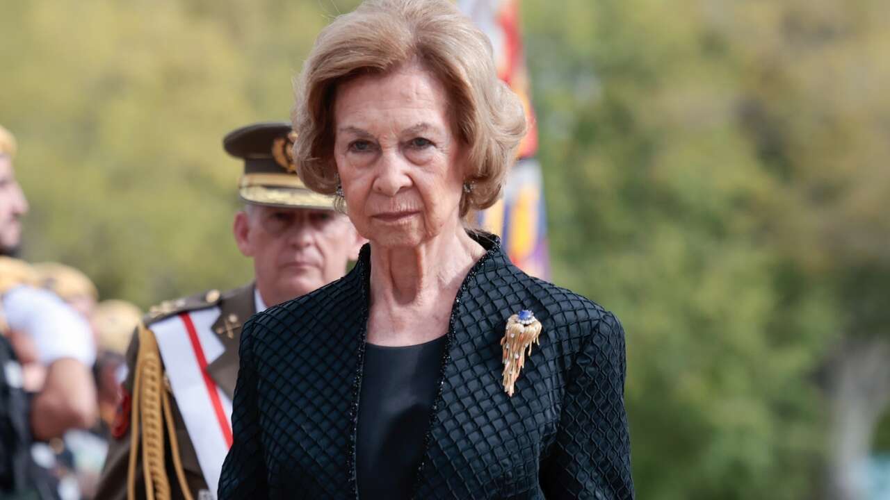 La Reina Sofía reaparece con un look muy sobrio en negro (y un broche con historia) para una mañana gris en Madrid