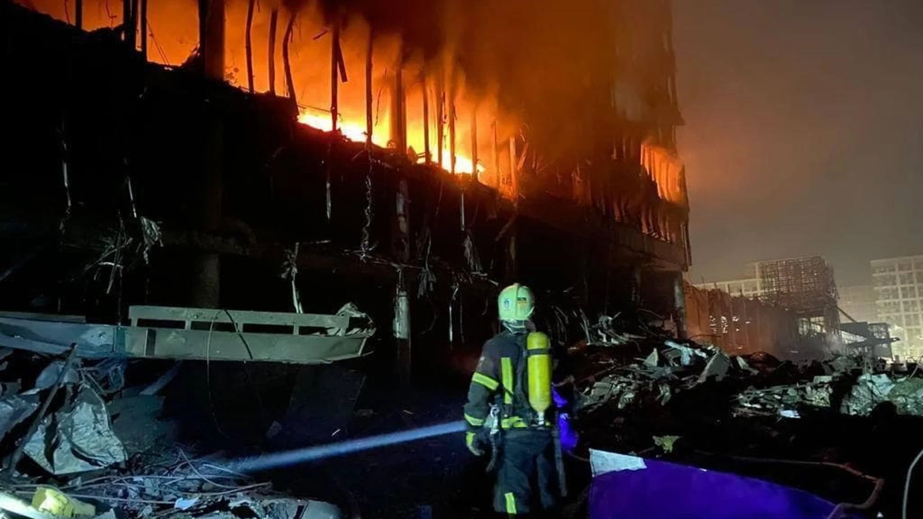 Ucrania provoca un gran incendio en una de las mayores refinerías de Rusia