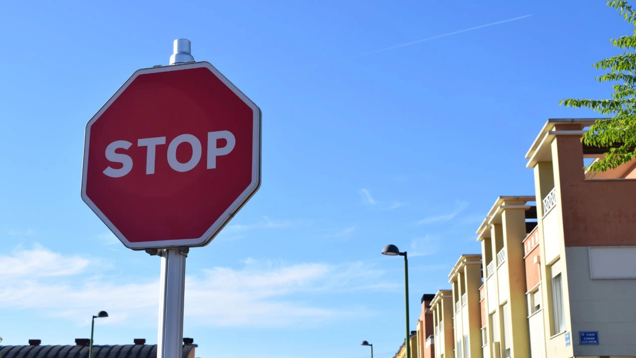 La DGT responde: esta es la multa que te pueden poner por saltarte un 'stop'