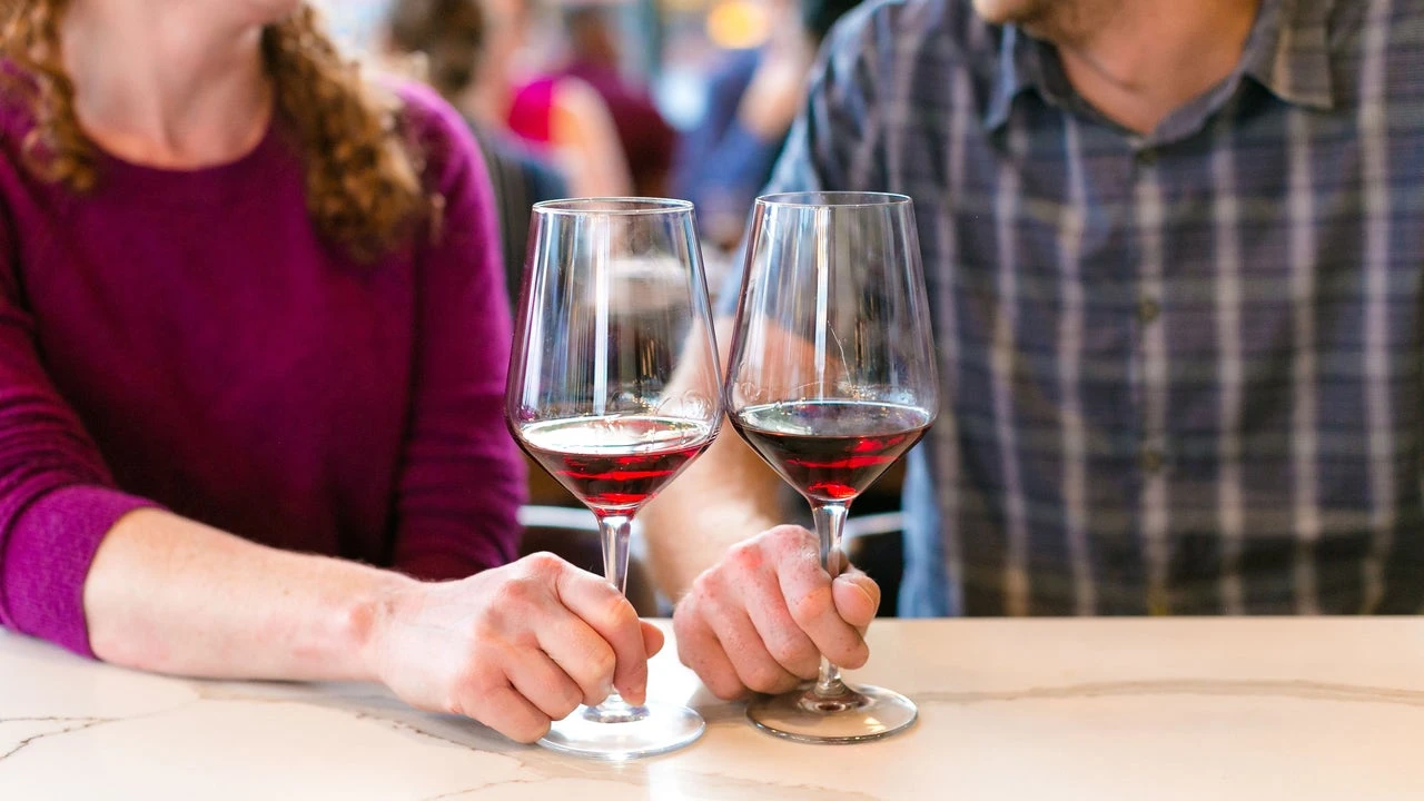 Ni cardiosaludable ni antioxidante: la OMS desvela el verdadero peligro de la copa diaria de vino