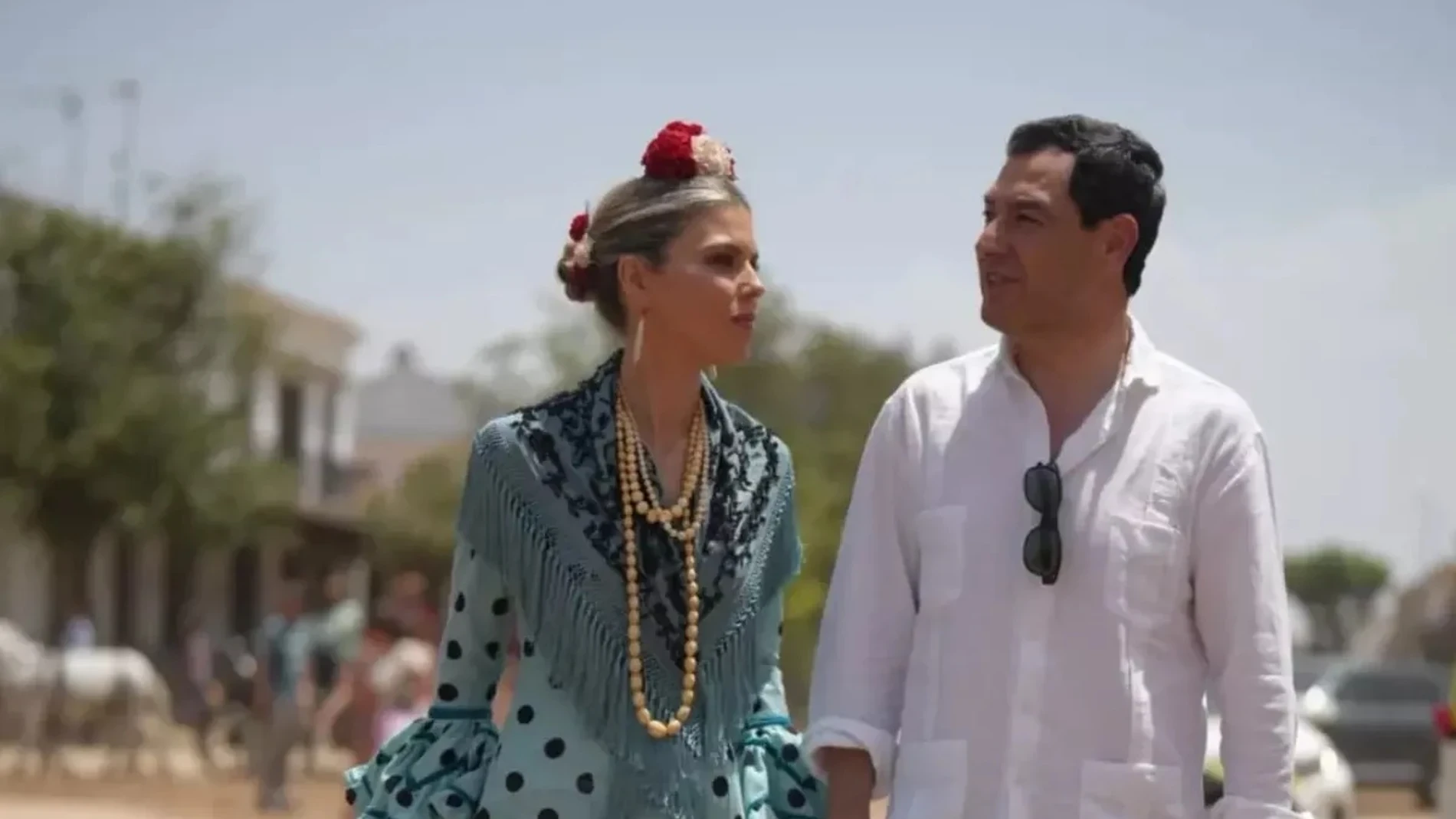 Manuela Villena deslumbra en la Feria de Abril con el traje de gitana más elegante: lunares, flores y el mantón que eleva todo el look