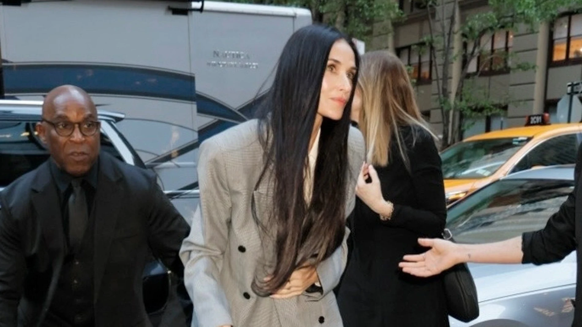 Demi Moore tiene el look de entretiempo que soluciona cualquier jornada de oficina