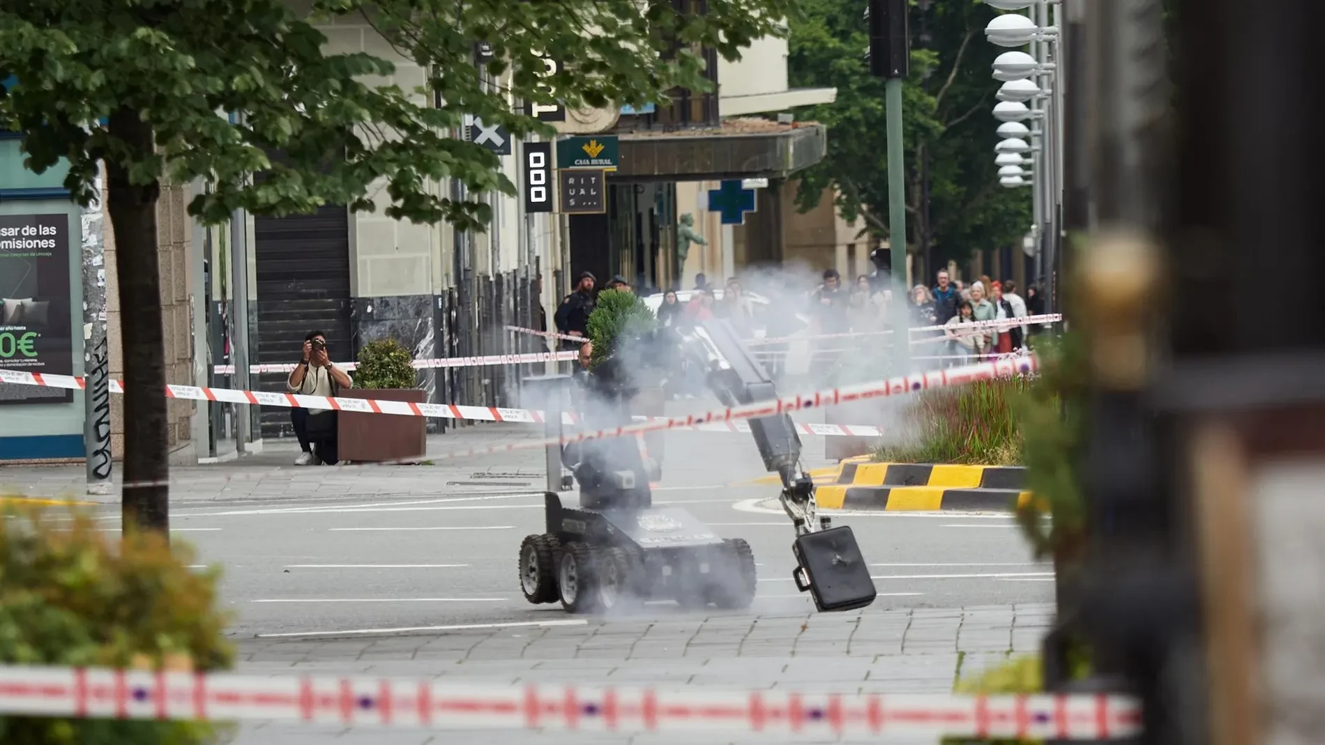 Los TEDAX de Policía Nacional detonan una maleta sospechosa en una calle en Pamplona