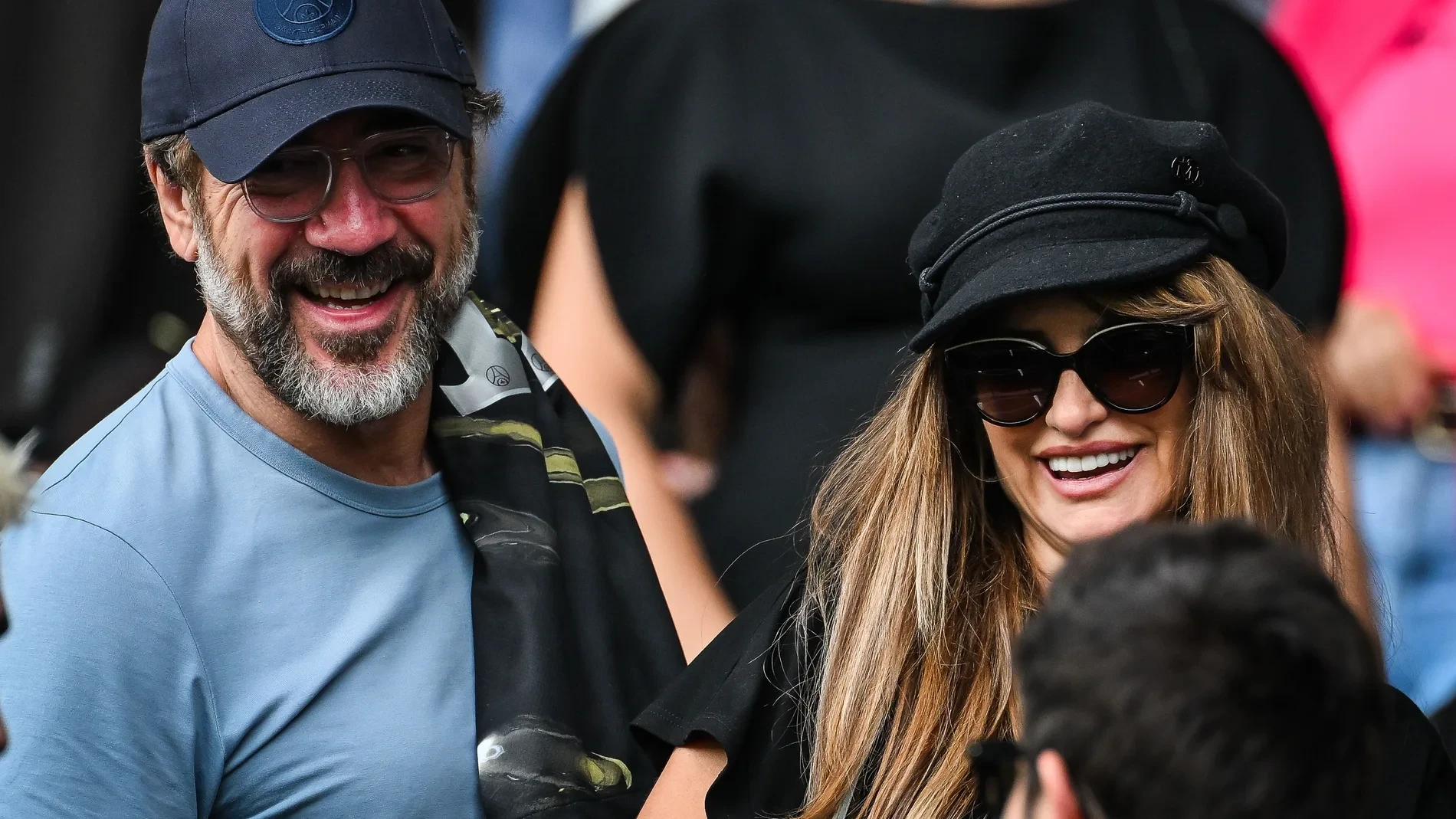 Penélope Cruz confirma en París el look más fácil (y más efectivo) para una tarde de fútbol