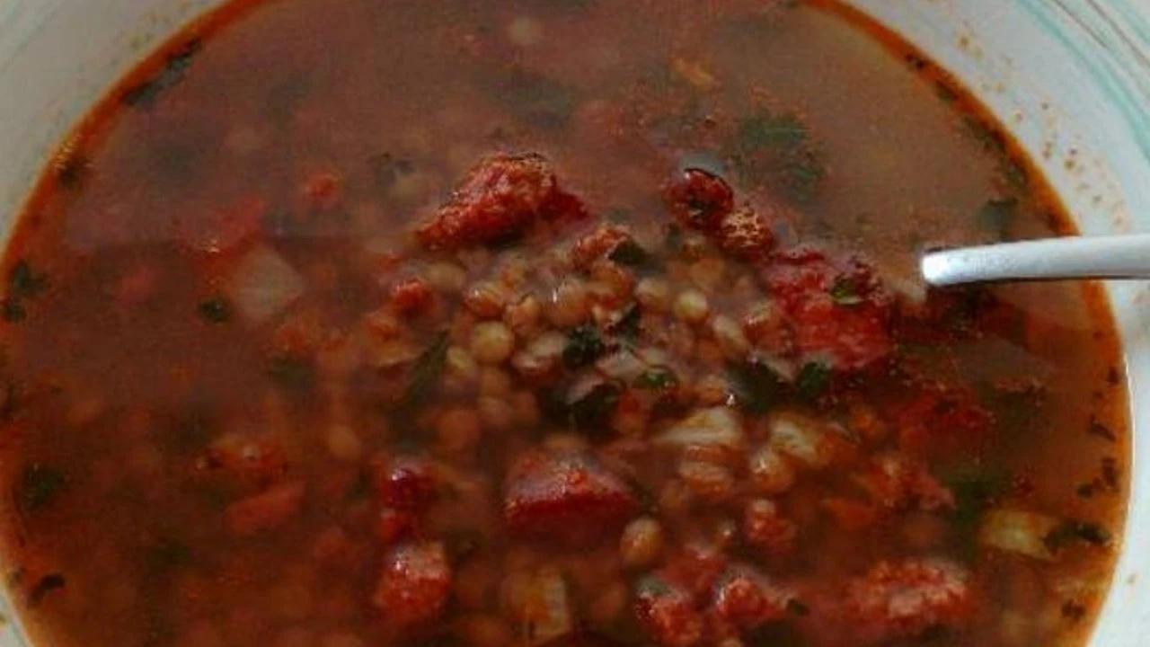 Las 4 recetas de la Guerra Civil española que la gente vuelve a cocinar hoy al no llegar a fin de mes