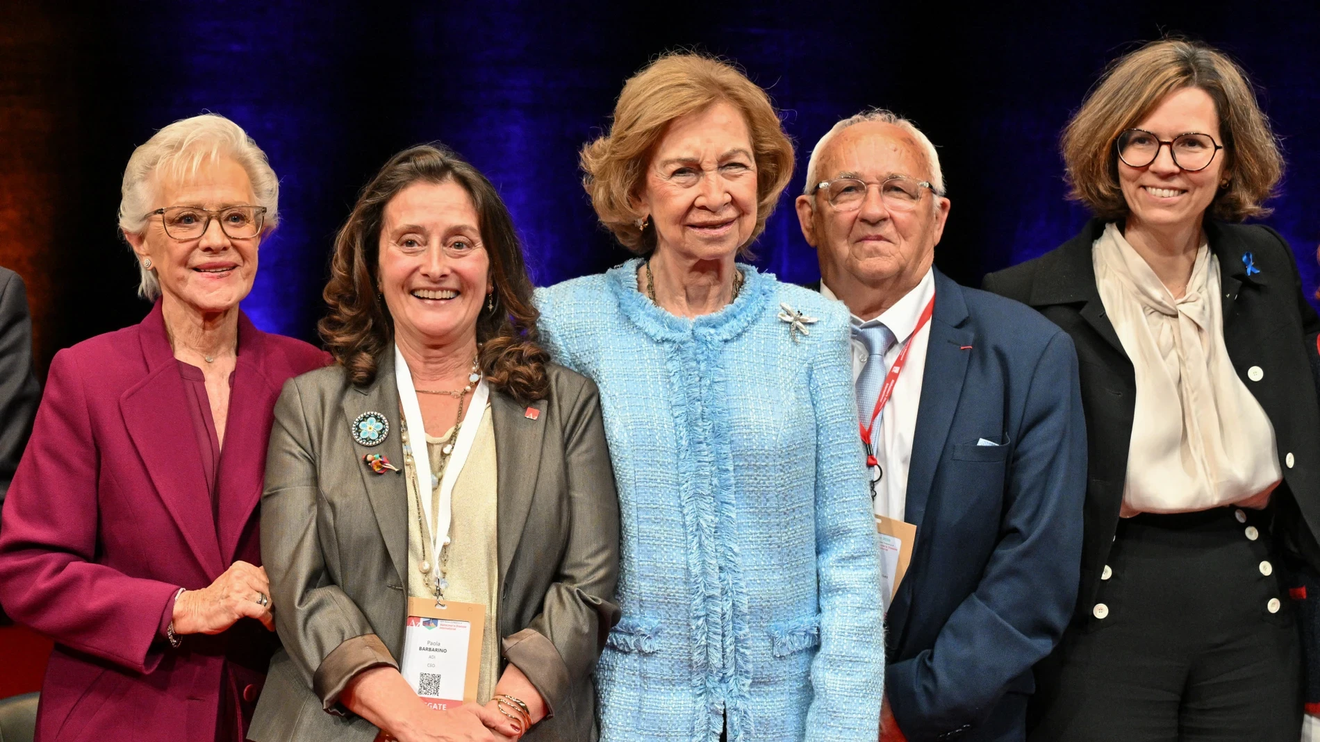 La Reina Sofía en Francia con la chaqueta de tweed que podría compartir con Carmen Lomana: azul bebé y de su diseñador favorito