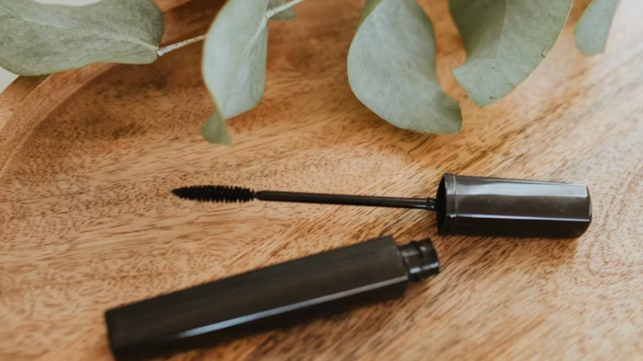 Este es el motivo por el que debes congelar tu rímel antes de tirarlo