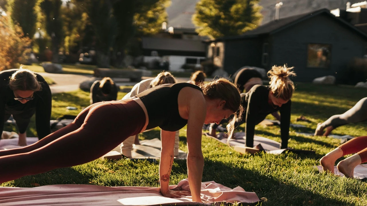 El ejercicio que conviene priorizar a partir de los 55 para mantener equilibrio y fuerza (y no es caminar ni pesas)