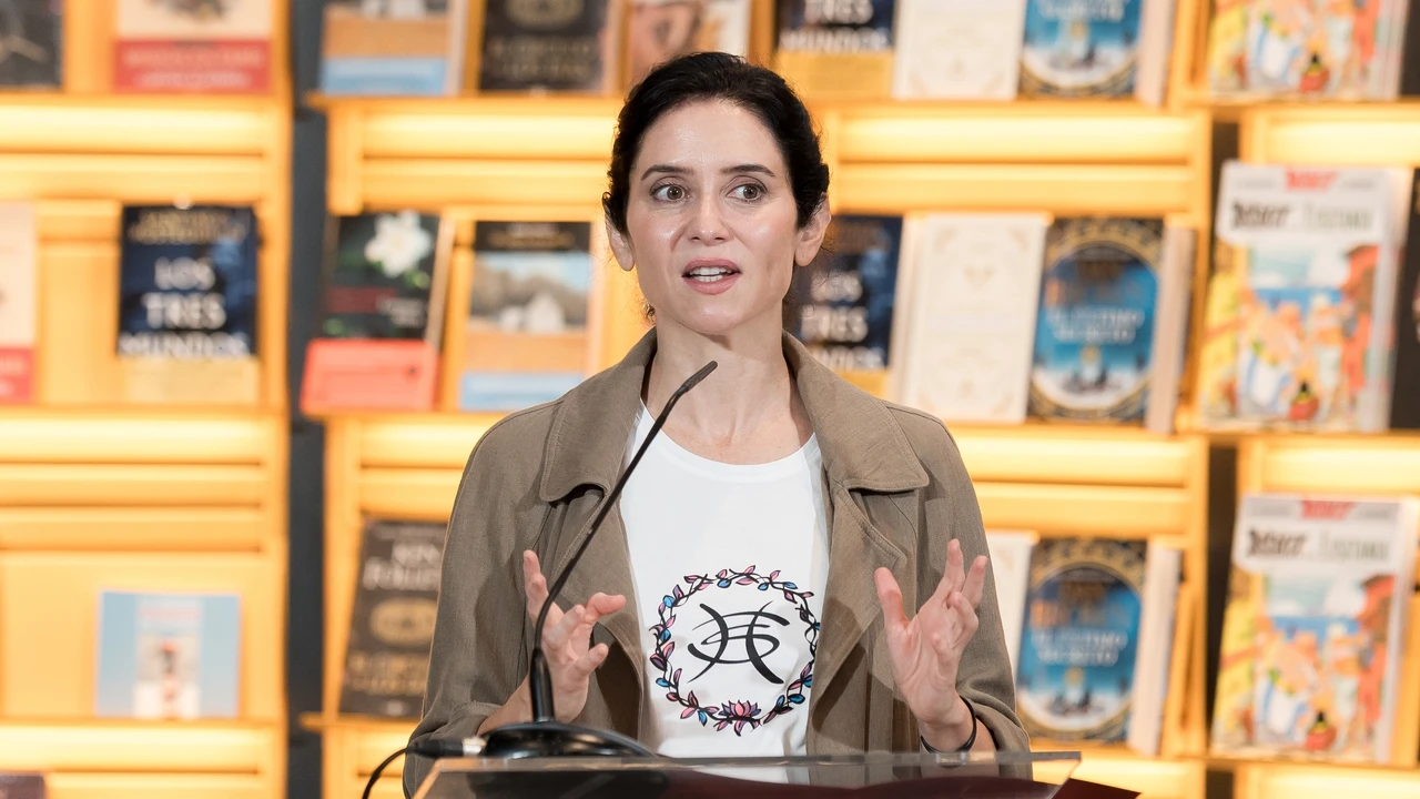 Ayuso saca su lado más cañero en su último look: camiseta con mensaje cultural + pantalones de efecto cuero