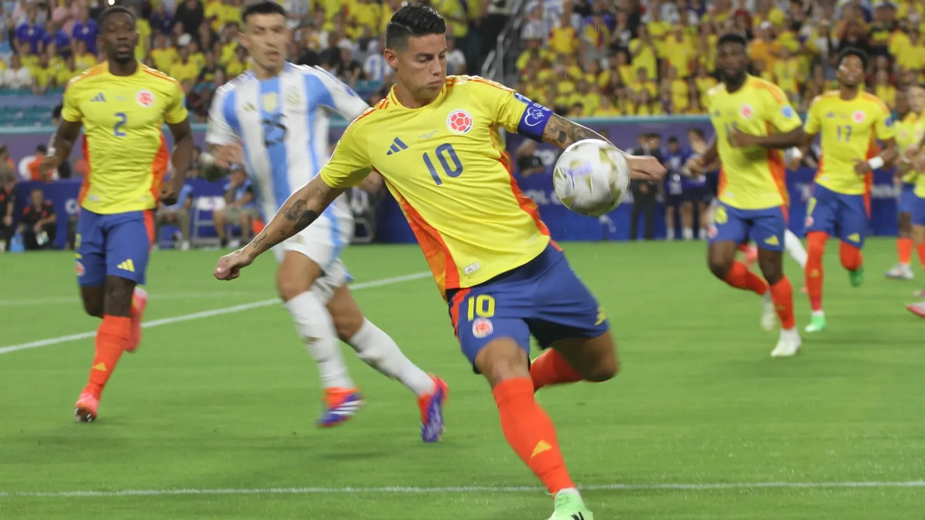 James Rodríguez la lía en Colombia por negarse a una fotografía con la hija de Petro