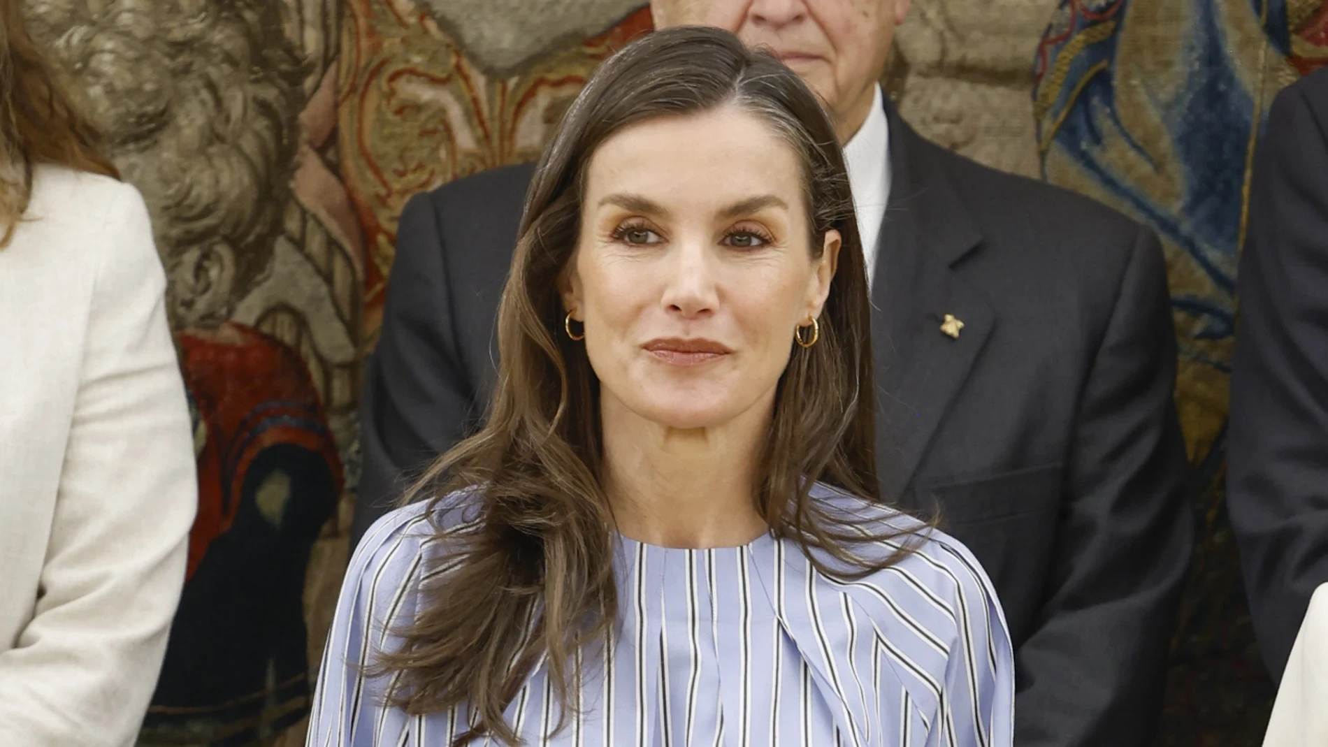 La Reina Letizia regresa a Pamplona con el look de entretiempo que adoran las royals: blusa con lazada y americana de Zara