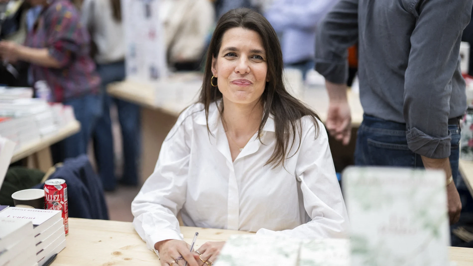 Carlota Casiraghi convierte la camisa blanca en el look más elegante de la Feria del Libro de París: minimalismo francés y blazer masculina, la combinación que nunca falla