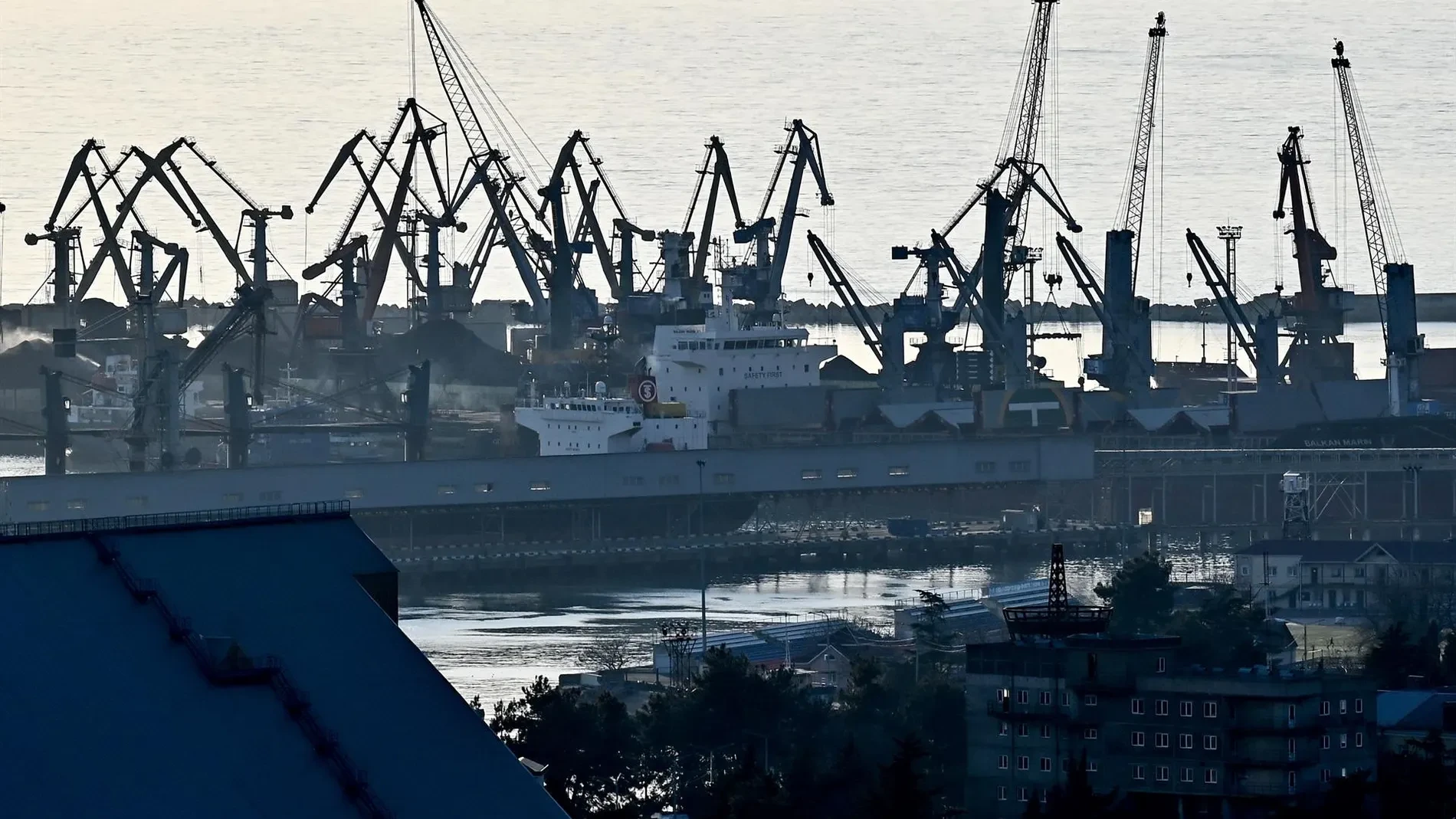 Ucrania ataca con drones una terminal portuaria y una refinería en el sur de Rusia