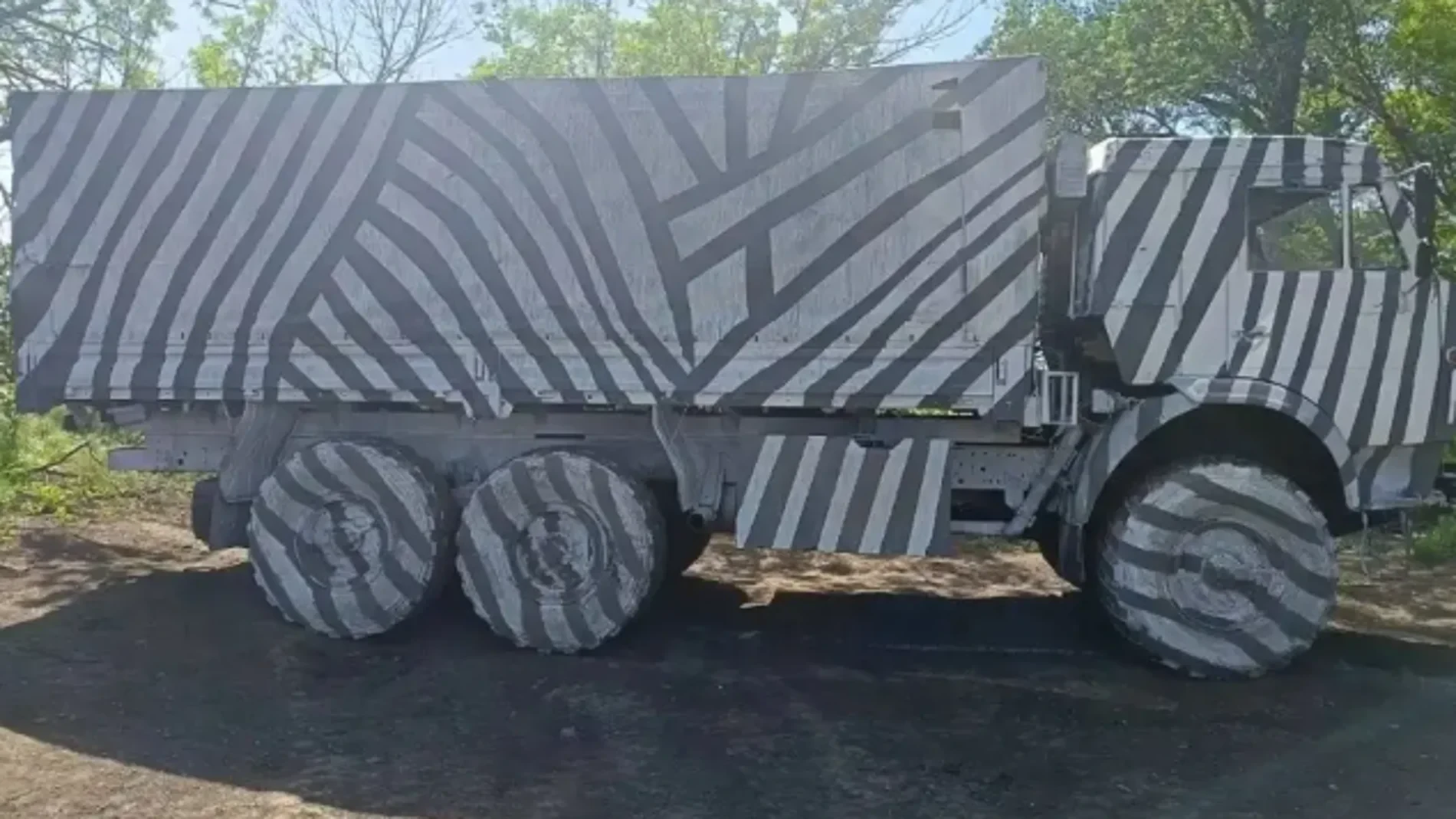 Rusia recubre camiones militares con pintura deslumbrante para despistar a los drones guiados con inteligencia artificial