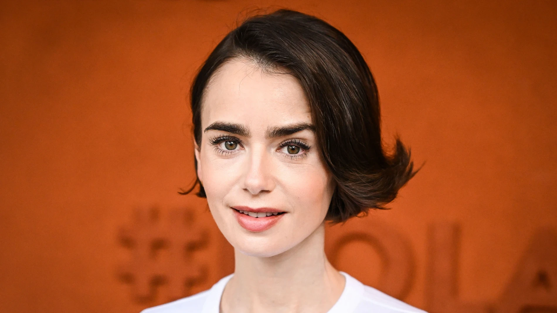 El look de Lily Collins en Roland Garros es justo el que las mujeres más pijas de Madrid llevarán a la oficina este junio