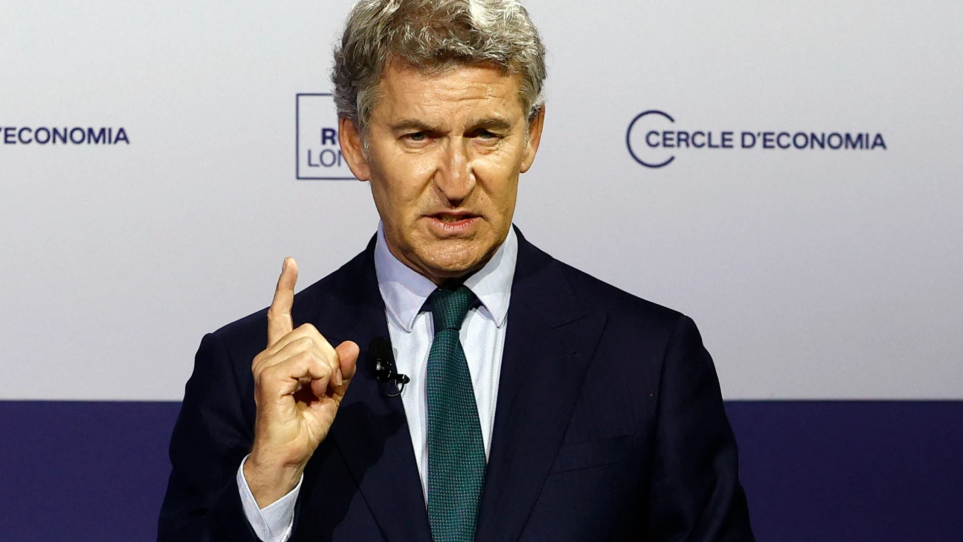 Puñetazo en la mesa de Feijóo en Barcelona