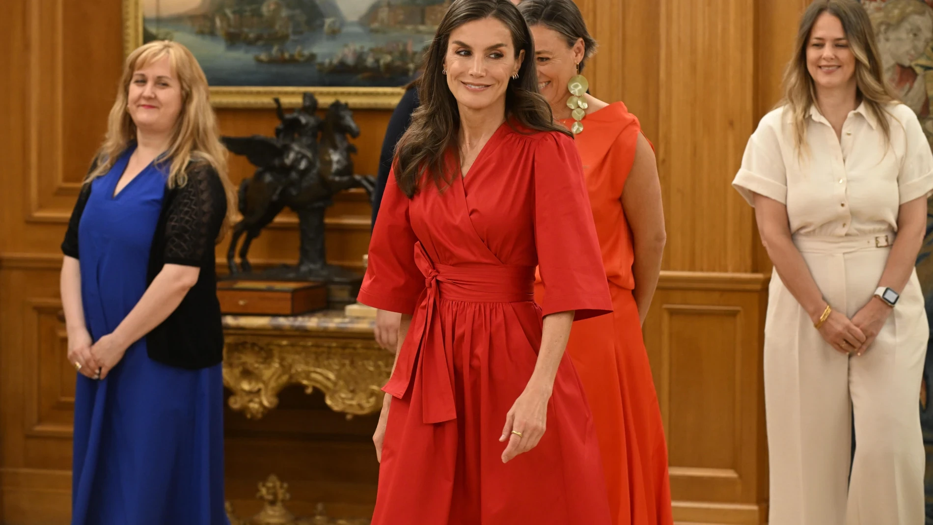 El vestido rojo de la Reina Letizia que estiliza, favorece y nunca pasa de moda