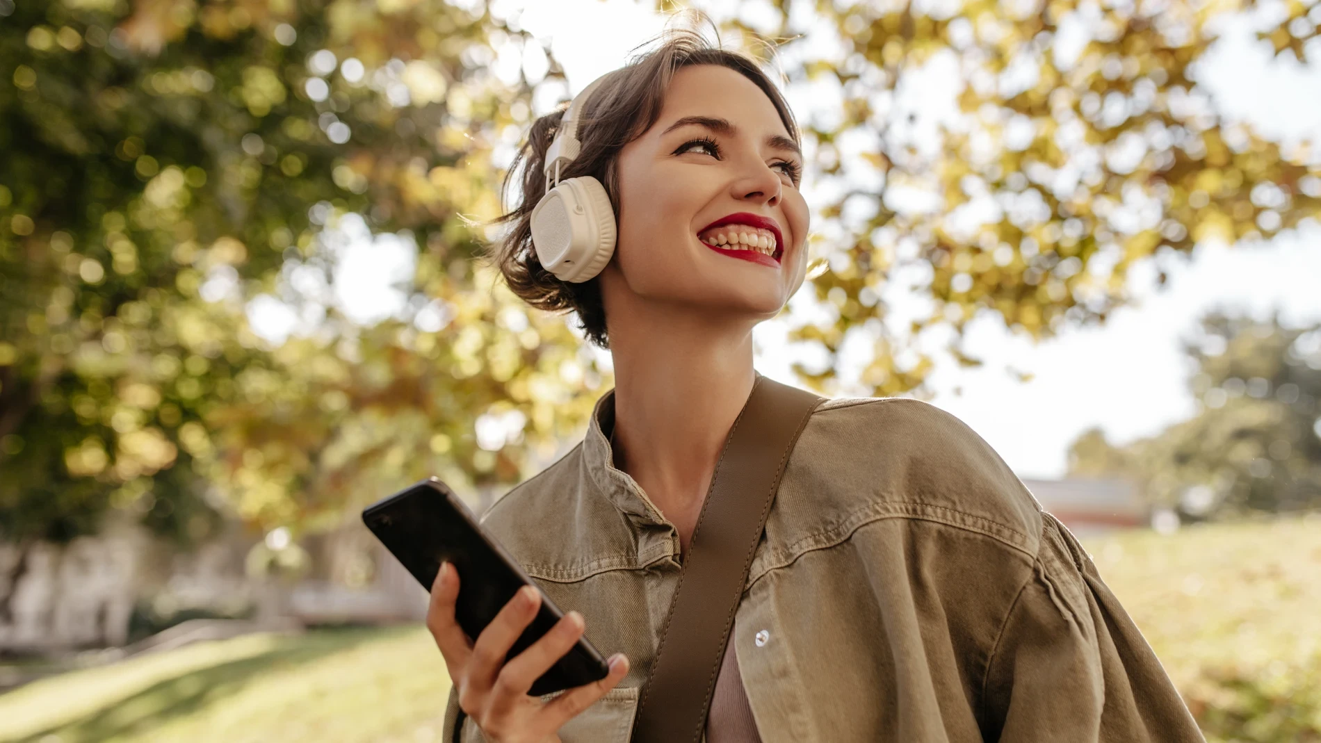 La psicología explica qué significa que una persona escuche siempre las mismas canciones