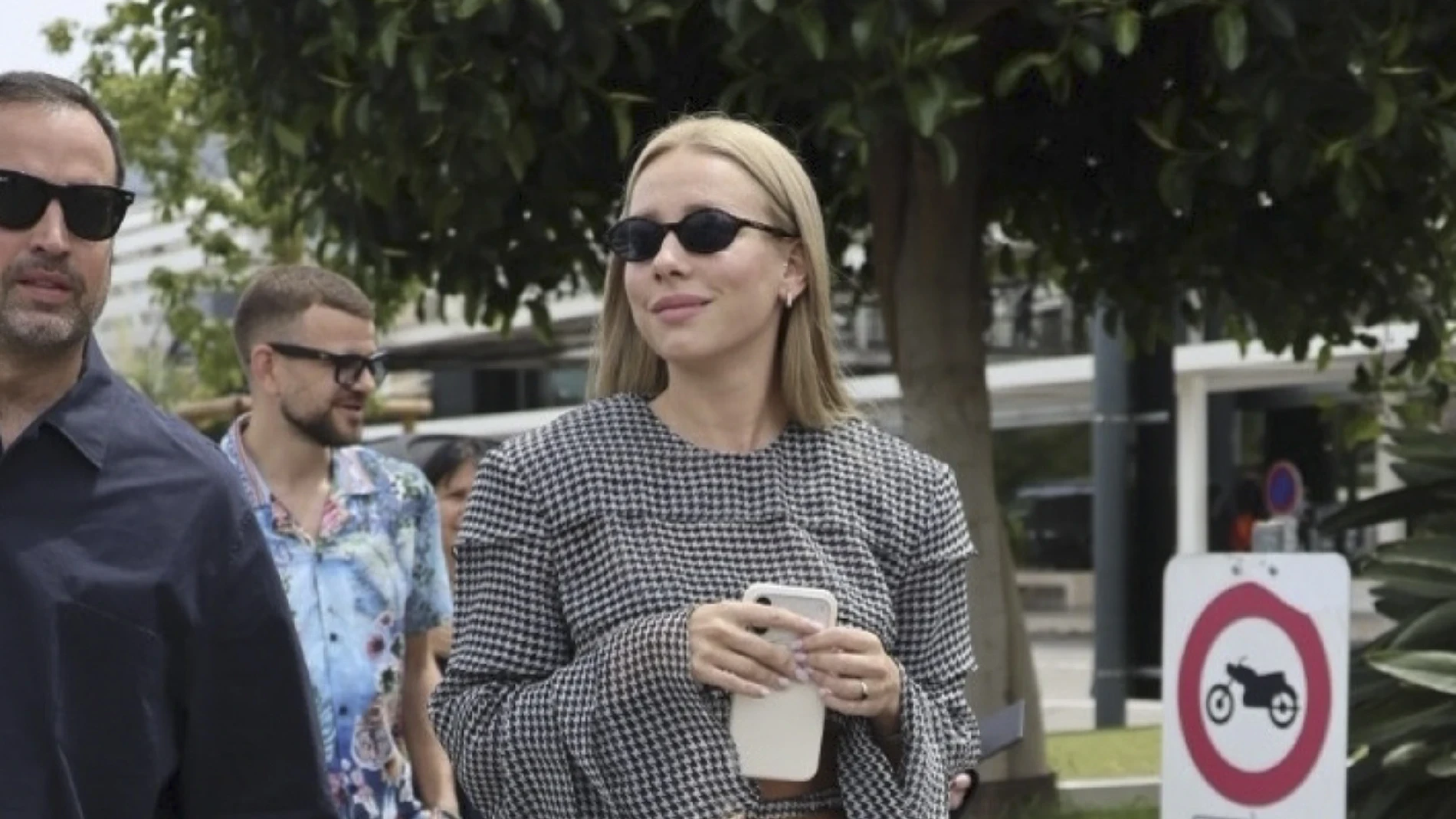 Ester Expósito convierte su llegada a Cannes en una lección de estilo dosmilero con el conjunto más atrevido del festival