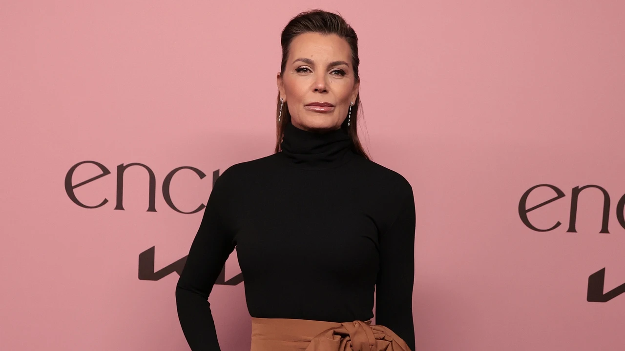 Mar Flores inspira a las mujeres +50 con el look con vaqueros que será tendencia este otoño 2025