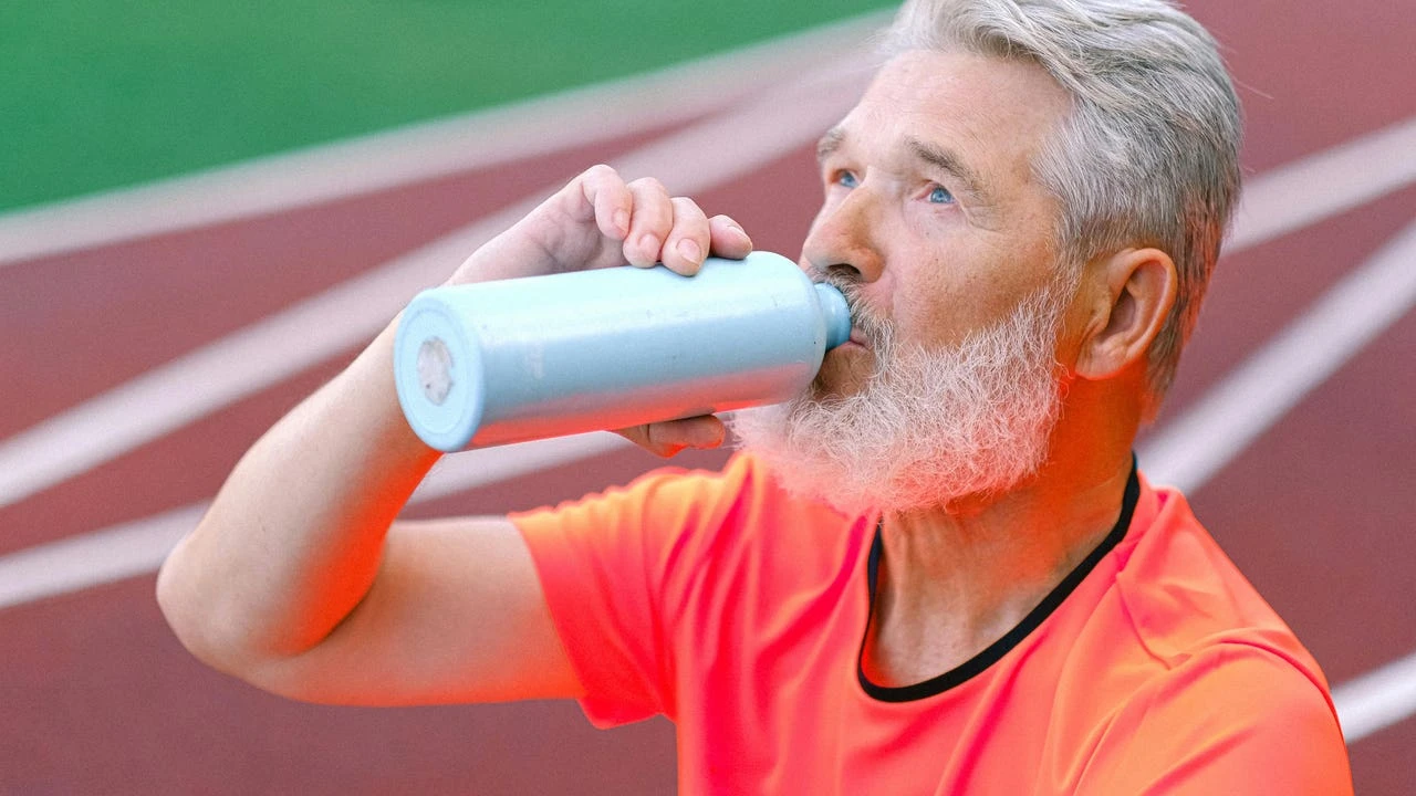 Cómo conseguir beber 2 litros de agua al día sin darte ni cuenta: el método que sí funciona