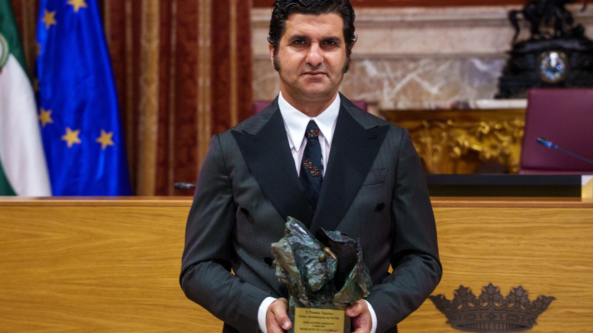 Sevilla entrega a Morante de la Puebla el X Premio Taurino en el Salón Colón