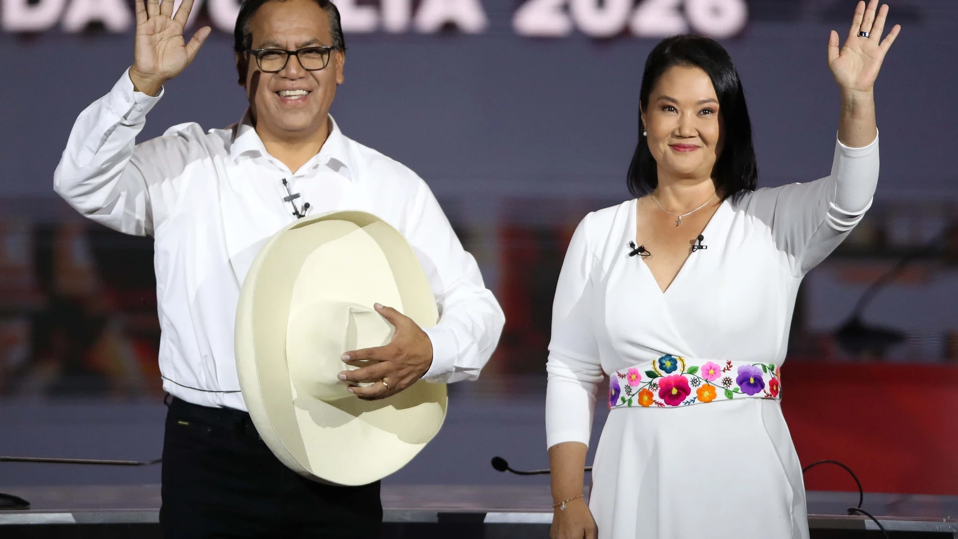 Fujimori y Sánchez, de las antípodas en economía a aproximarse para ganar los comicios en Perú