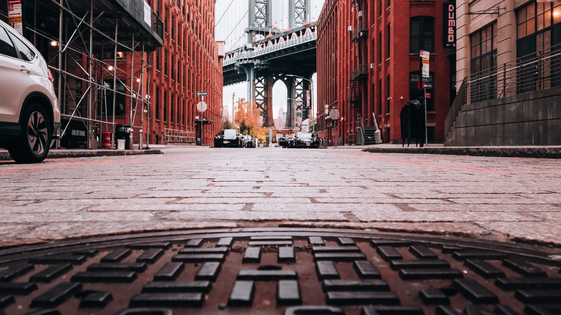 La Policía de Nueva York investiga unos inquietantes vídeos: hombres saliendo de alcantarillas en plena calle