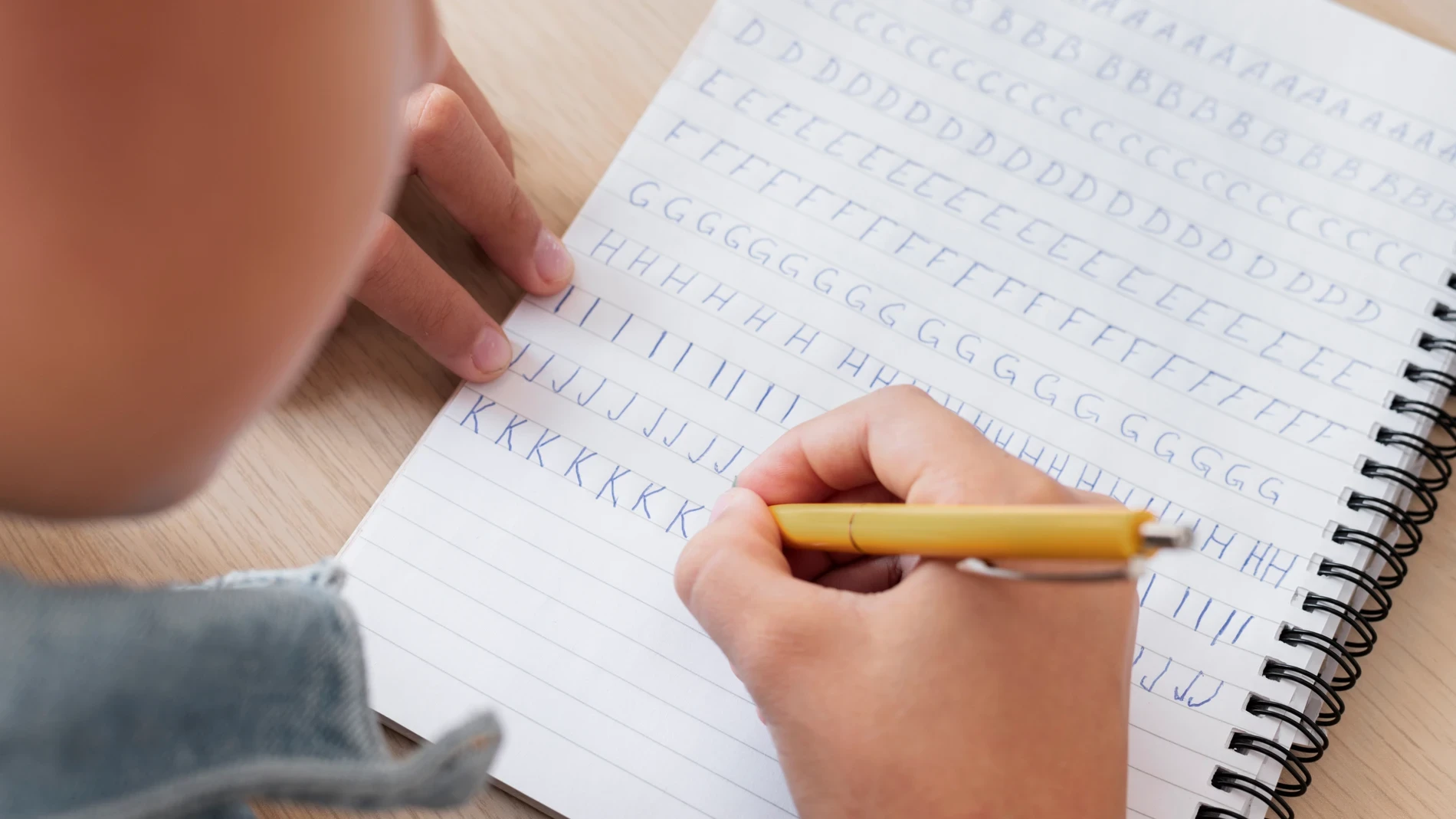 La psicología explica qué significa escribir siempre en mayúsculas: no es solo una cuestión de estilo