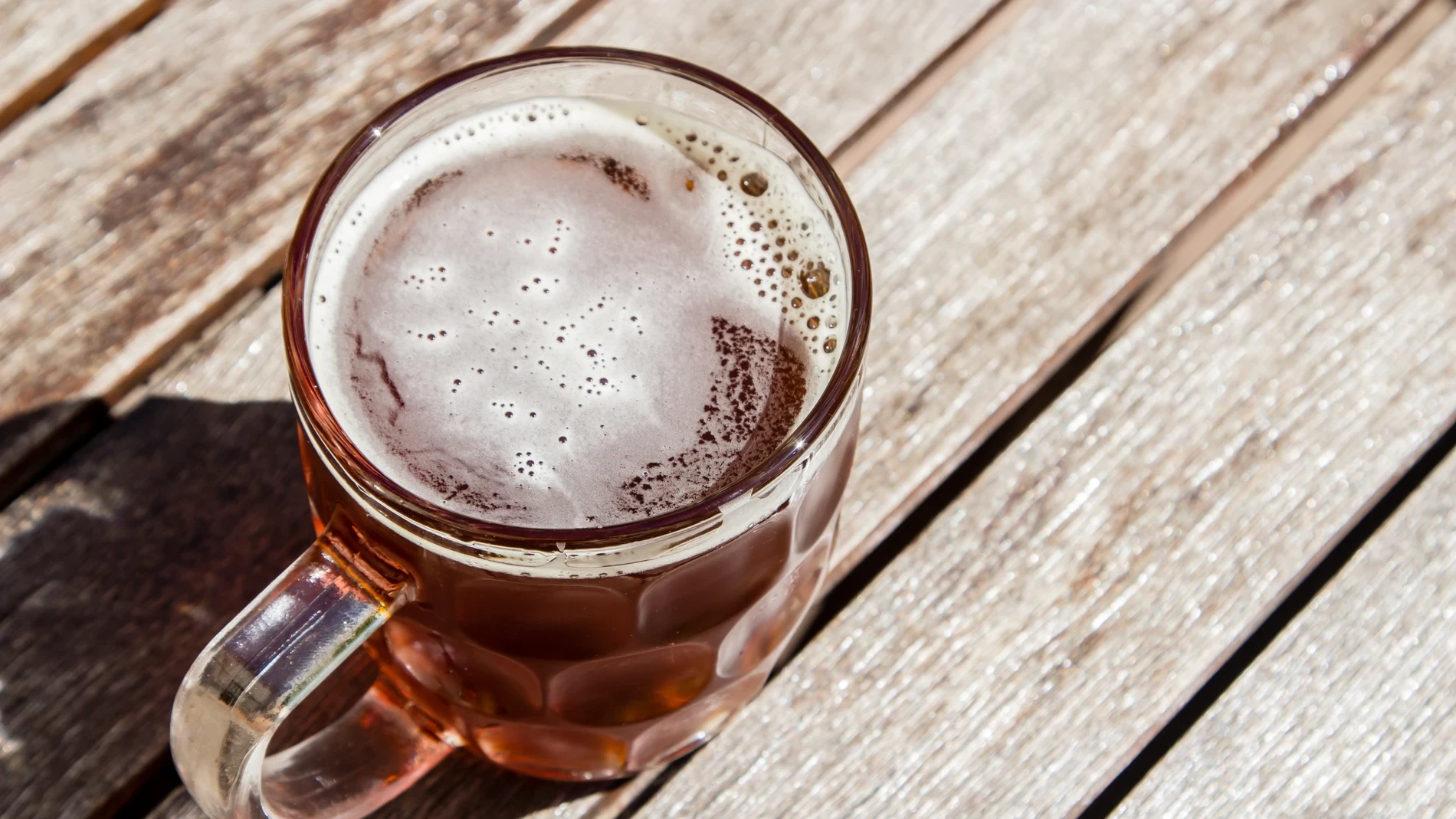 No tires el poso de la cerveza: para qué sirve y qué soluciones tiene en el hogar