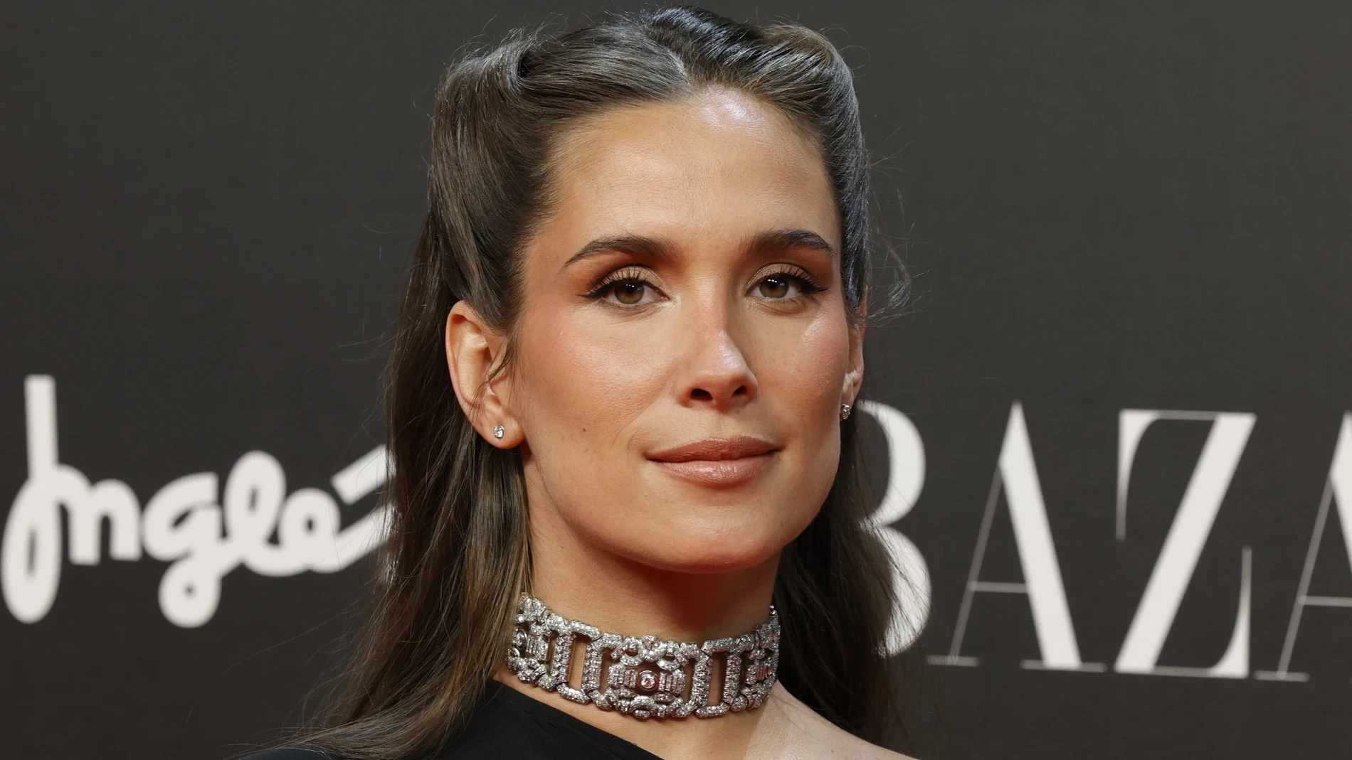 María Pombo recupera la gabardina de siempre y la convierte en el look de chicas pijas en Madrid