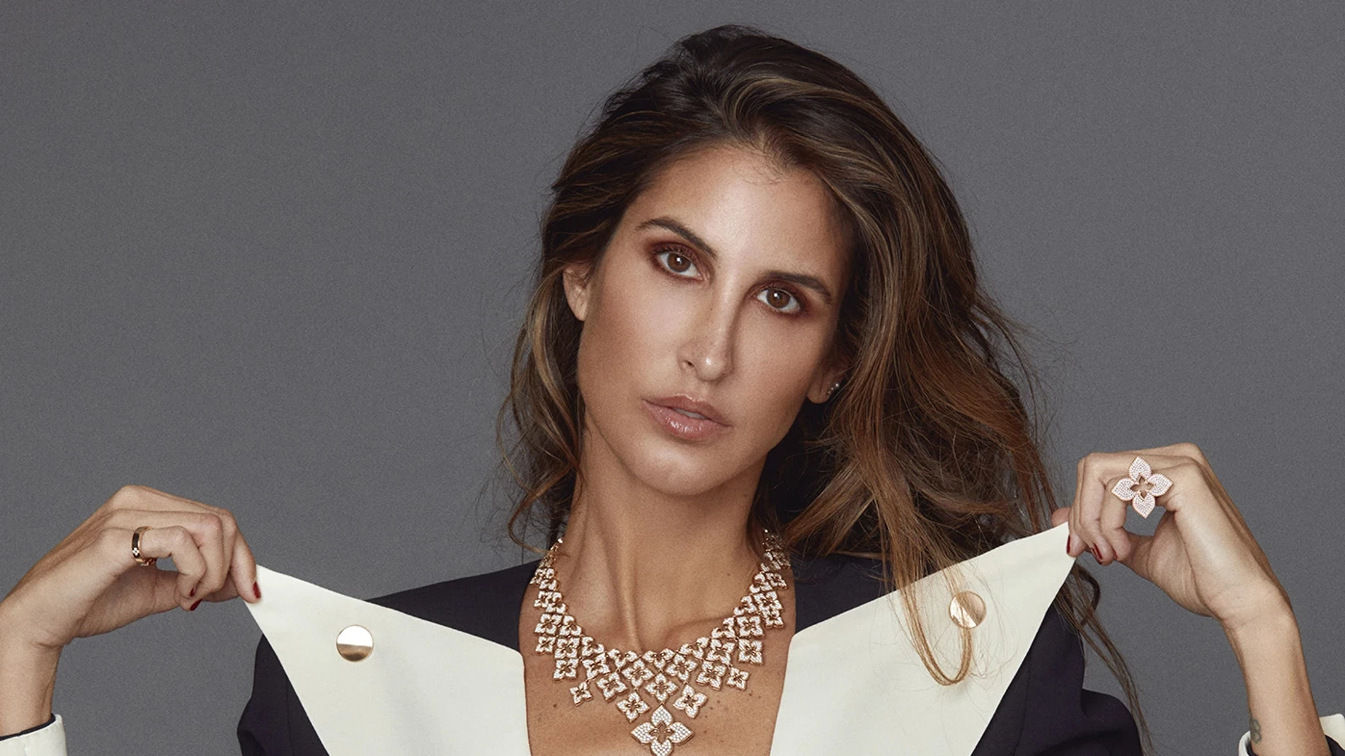 Inés Domecq convierte el blanco y negro en el uniforme más elegante de la temporada desde México: así es el conjunto español que estiliza y arrasa entre invitadas