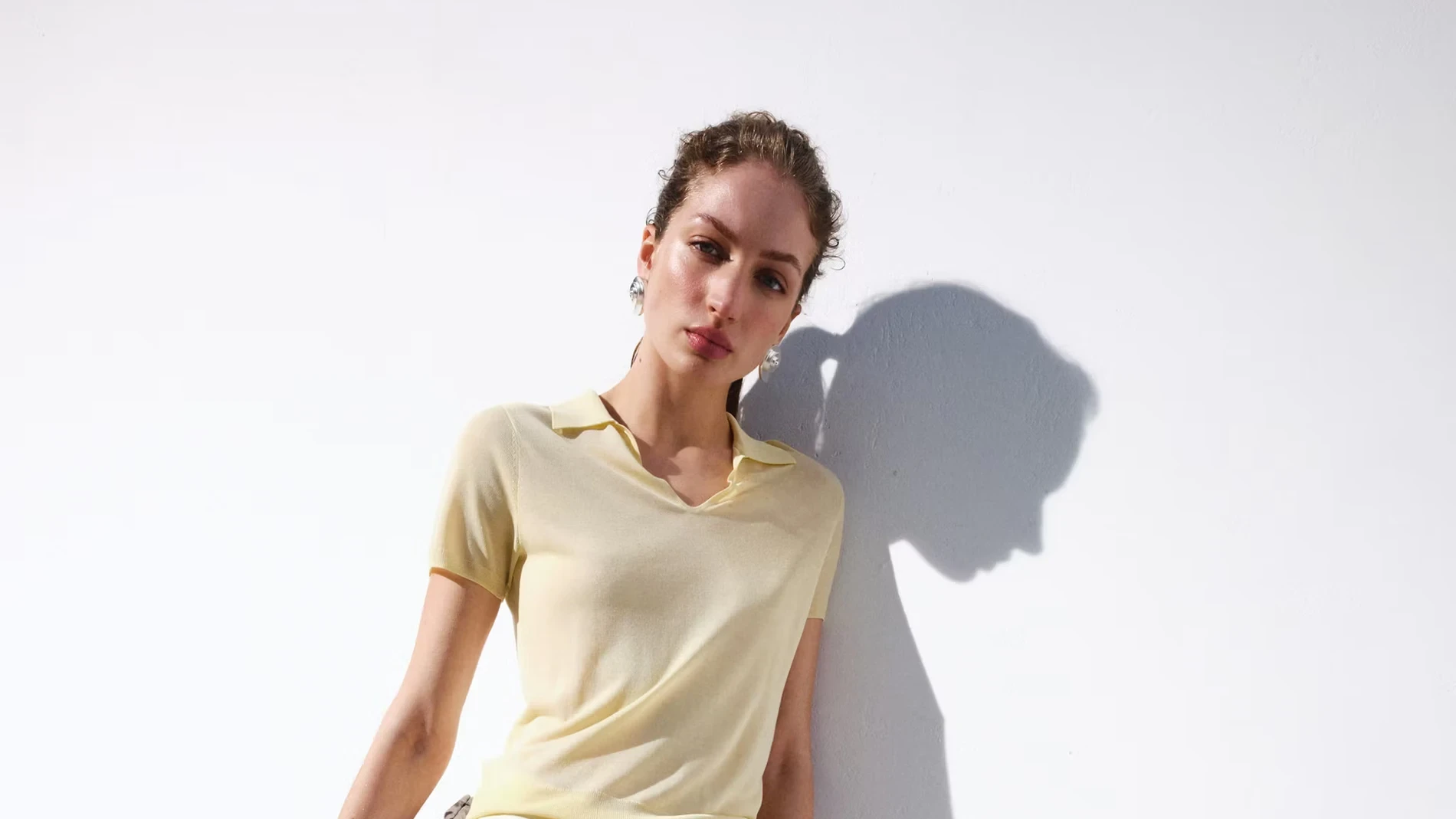 Mango quiere que te vistas de amarillo pastel esta primavera (y estas prendas lo confirman)